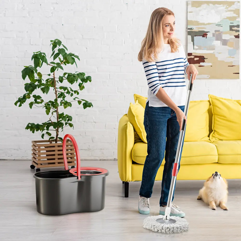 Mujer trapeando piso de madera con Mop 360